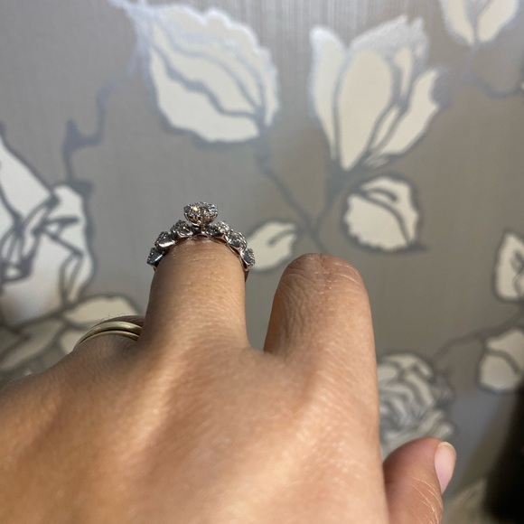 White gold❌ sold out  18k setting with real diamonds with tag on sold out ❌ - Picture 2 of 6